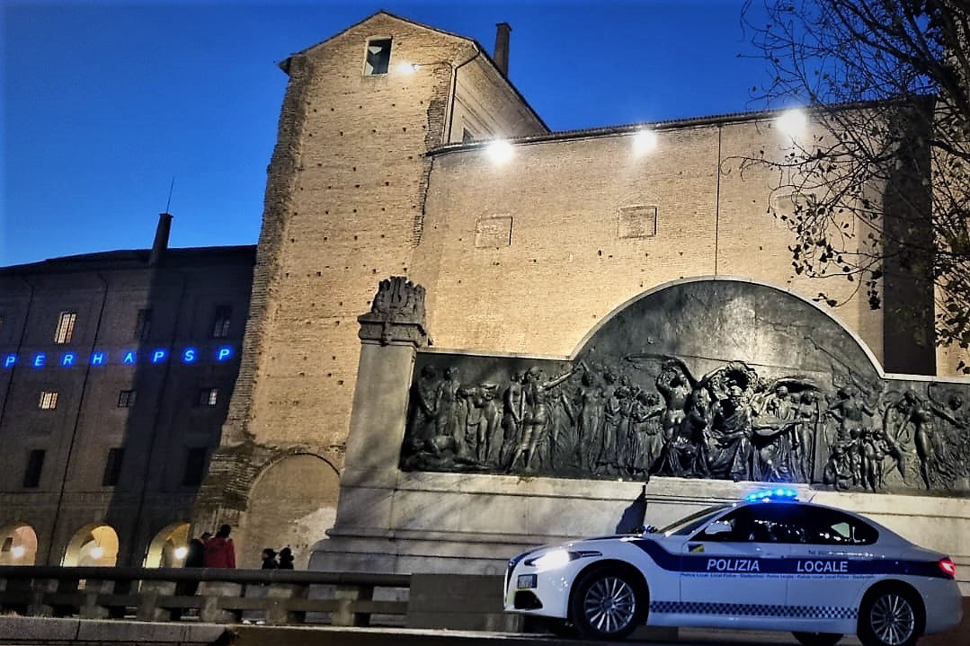 Fa la pipì davanti al Monumento a Verdi, poi aggredisce i Vigili: multato e denunciato 30enne - ecodiparma.it/2023/02/02/la-…
