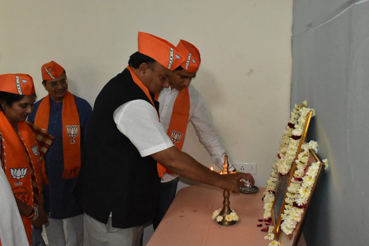 ત્રિ-મંદિર વરણામા ખાતે ભારતીય જનતા પાર્ટી વડોદરા જિલ્લાની કારોબારી યોજાઇ જેમાં પ્રદેશ મહામંત્રીશ્રી ભાર્ગવભાઈ ભટ્ટ, પ્રદેશ પ્રવકતાશ્રી ભરતભાઈ ડાંગર, જિલ્લા પ્રભારીશ્રીમતી જ્હાનવીબેન વ્યાસ, (1/2)
#BJP #bjpgujarat