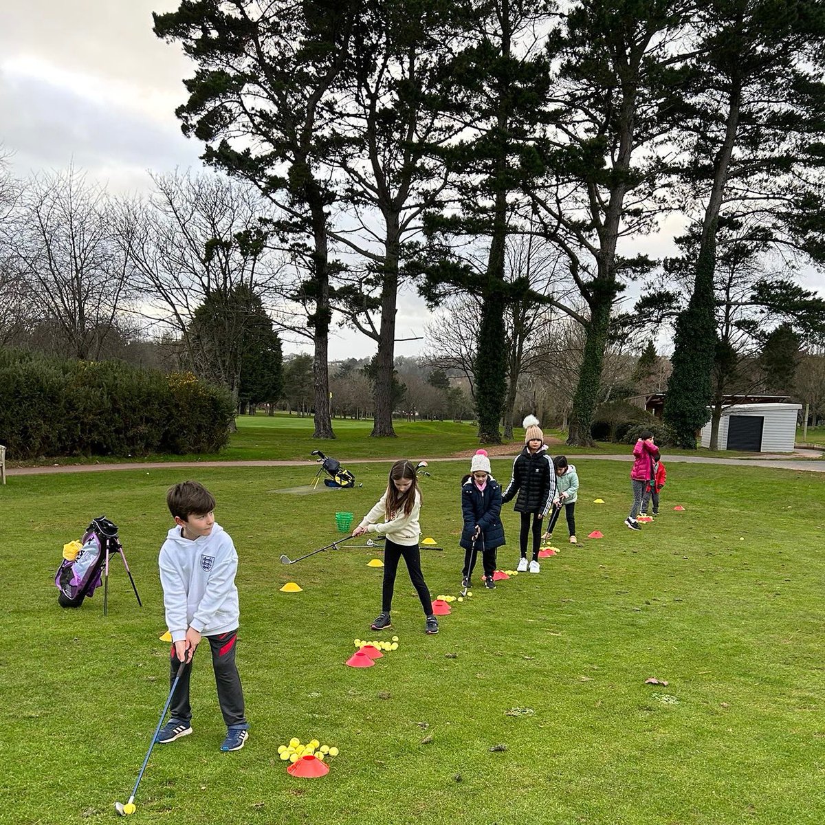 All year round, come rain or shine, the kids never stop playing here at Torquay Golf Academy. 🏌️‍♀️ Please visit our website on the link below to find out more or get your child booked on for a FREE taster session. ⛳️ torquaygolfacademy.co.uk/junior-academy