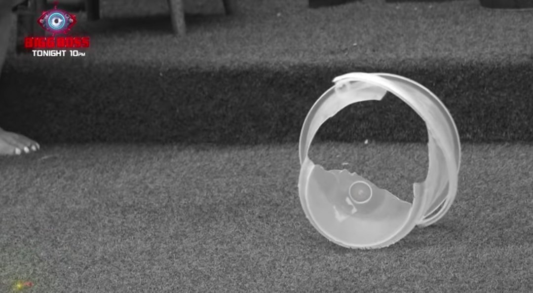 flying_writes's tweet image. Is that Allowed @BiggBoss 
To Hit Someone like this In this Task? 
@EndemolShineUS 
That bucket was Totally Broken!! 

#ShivThakare #NimritKaurAhluwalia𓃵 #MCStan𓃵 #BiggBoss #Biggboss16