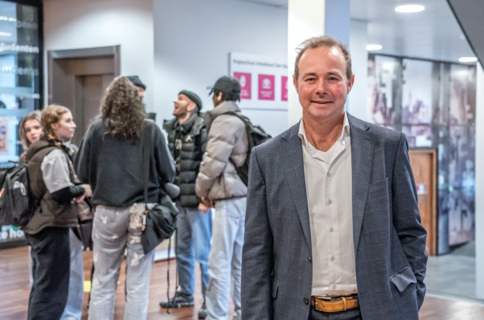 De maatschappij verandert in rap tempo. 🚀Hogeschool Inholland wil niet alleen meebuigen, maar een actieve, verbindende rol pakken. Samen met de regio én bedrijven. We gaan in gesprek met Bart Combee, voorzitter van het College van Bestuur. Lees het hier delft.business/in-verbinding-…
