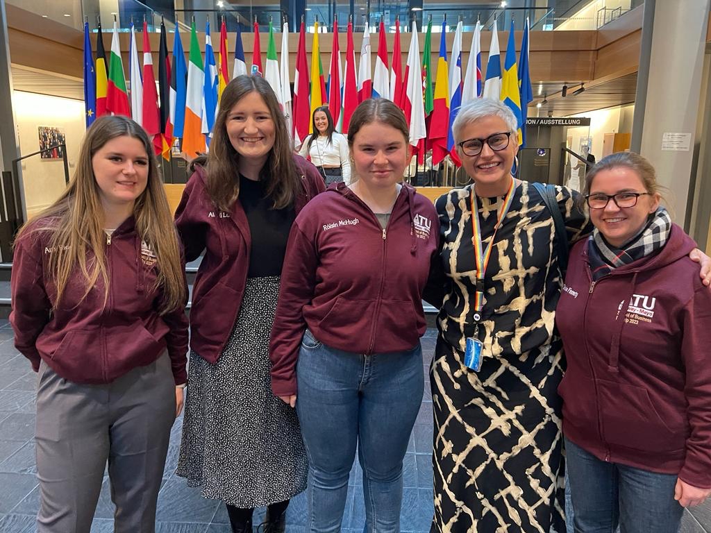MariaWalshEU's tweet photo. 🇪🇺 ICYMI

A group of students from @ATU_GalwayCity  joined me in Brussels last week to better understand the workings of the EU institutions.

Big thanks to their lecturers for accompanying them on the trip at my invitation.

#EU #MEP #EuropeanUnion #ATUGalway https://t.co/1WXJFt4MGA
