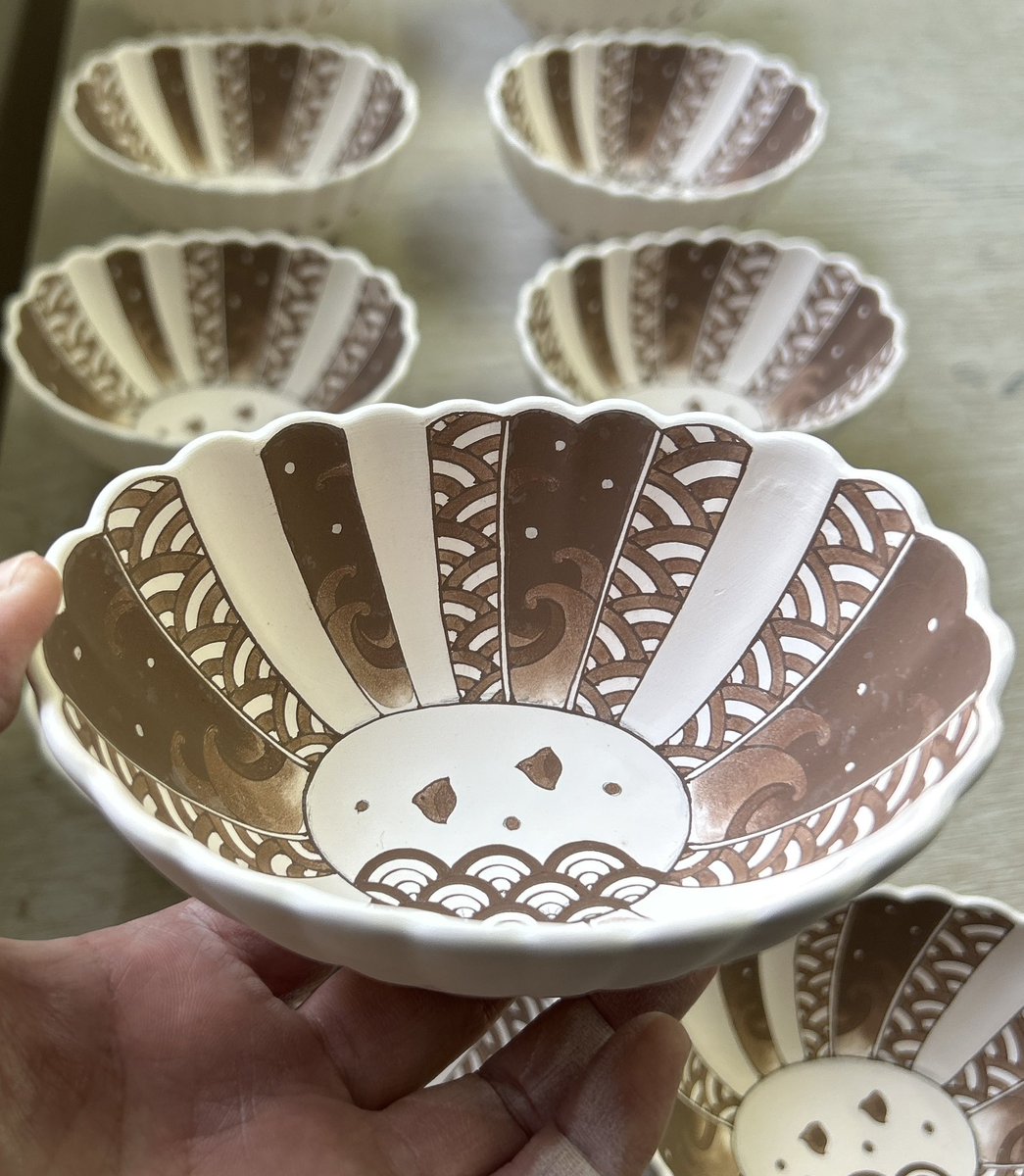 そんでもって'釉掛け'
年末から描き溜めた器たちに窯焚き支度を施します。
これは手の中サイズの小鉢、波千鳥の絵柄です。かわいがってもらえる焼き上がりに仕上がるといいなあ。
#琳泉窯 #手描き #小鉢 #染付 #波千鳥 #rinsengama #japan #handpainted #porcelain  #blueandwhite #pottery #smallbowl