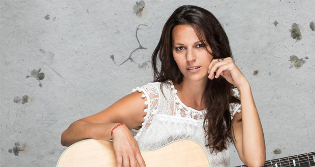 RadioRR_'s tweet photo. VIP – Aude Henneville : Une voix aux couleurs folk
Tout chante, en Aude Henneville; son nom, ses textes, sa musique. Et surtout, sa voix aux couleurs folk.
#RadioR #VIP #interview #music
https://t.co/xhL0g87Dw7 https://t.co/o2LNglT0Ln