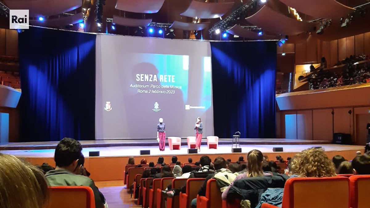 Raiofficialnews's tweet photo. "La #Rai come Servizio Pubblico deve occuparsi dei cittadini e delle loro istanze.
Per sconfiggere il #Cyberbullismo occorre un’alleanza tra famiglie, media, scuola e forze dell’ordine".
Presidente Rai, Soldi, alla presentazione di #SenzaRete di @raidocumentari e @poliziadistato. https://t.co/Jfe25U4blt