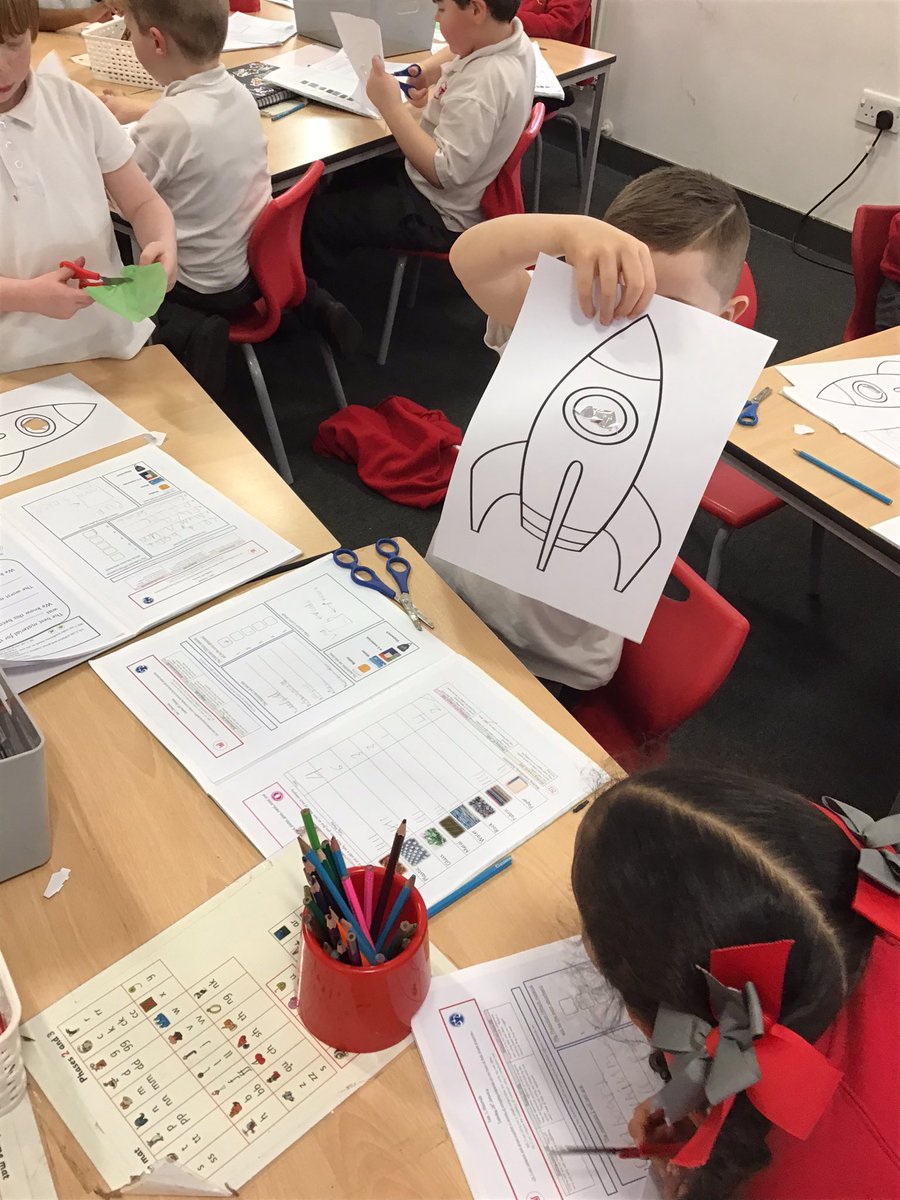 NewParkPrimary's tweet photo. Experimenting with different materialsβΊοΈ This week we looked at which material would make a good window for a rocket π #NP_1H #NP_science https://t.co/zRQfLLCDKo