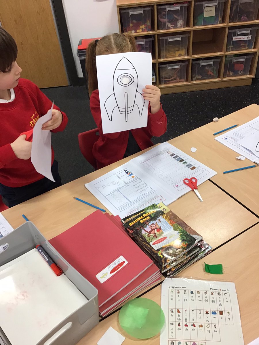 NewParkPrimary's tweet photo. Experimenting with different materialsβΊοΈ This week we looked at which material would make a good window for a rocket π #NP_1H #NP_science https://t.co/zRQfLLCDKo