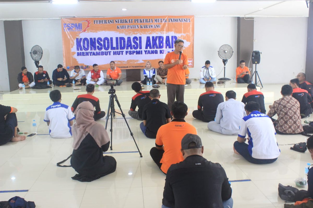 EXCOPARTAIBURUH's tweet photo. Hadir di Karawang, Ketua Mahkamah Partai Buruh @RidenHatamAziz memberikan penguatan organisasi jelang aksi nasional di @DPR_RI Jakarta, 6 Februari 2023. 

Isu² perjuangan harus terus disuarakan untuk diperjuangkan (2/2). 💪🏻💪🏻

#NegaraSejahtera
#PartaiBuruh https://t.co/e5rvjr2vgX