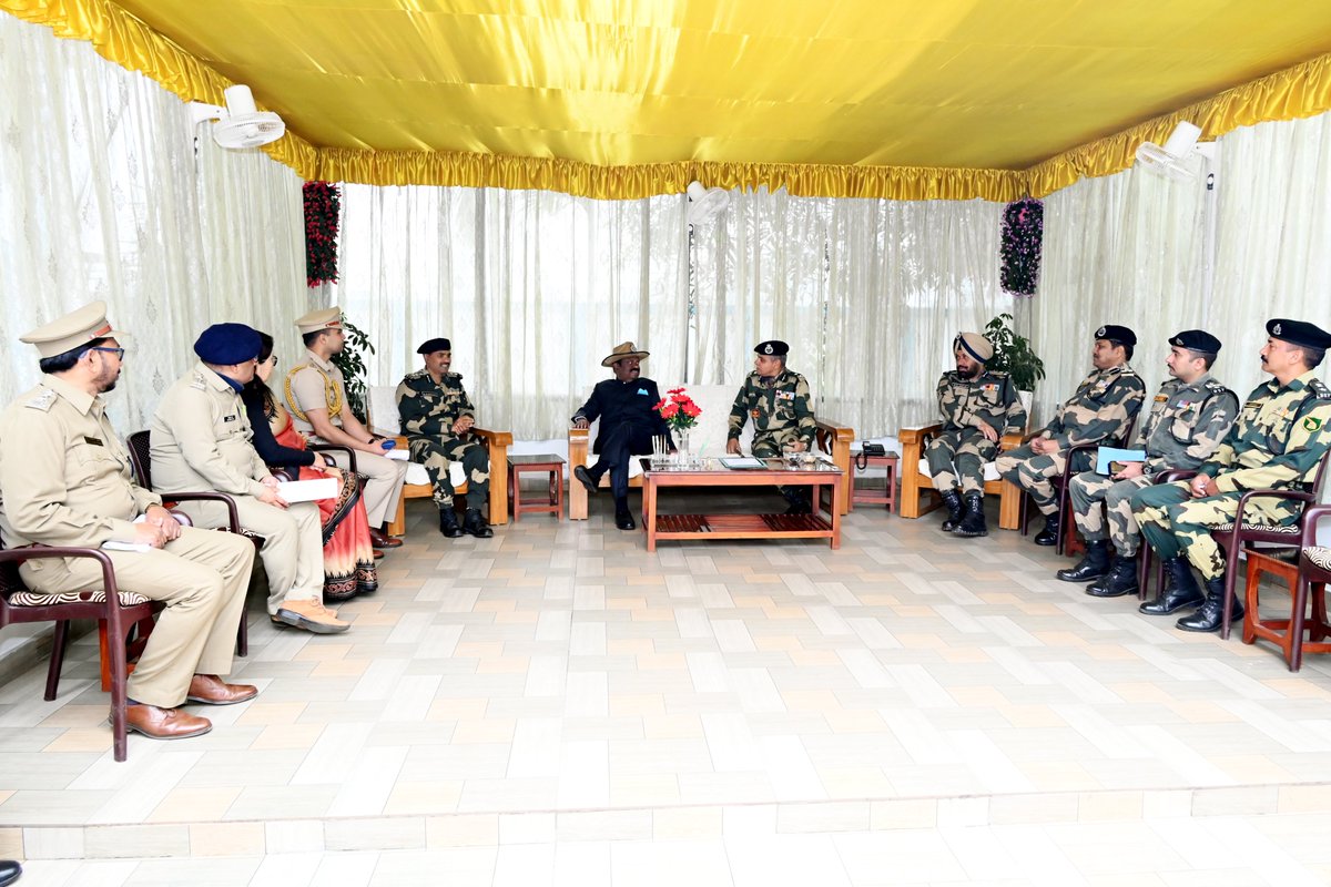 BSFNBFTR's tweet photo. 02 Feb'23
Hon'ble Governor of West Bengal 𝐃𝐫. 𝐂 𝐕 𝐀𝐧𝐚𝐧𝐝𝐚 𝐁𝐨𝐬𝐞 visited the Indo-Bangladesh border area of #BSF 𝐍𝐨𝐫𝐭𝐡 𝐁𝐞𝐧𝐠𝐚𝐥 𝐅𝐫𝐨𝐧𝐭𝐢𝐞𝐫 . He was welcomed by 𝐒𝐡. 𝐀𝐣𝐚𝐢 𝐒𝐢𝐧𝐠𝐡, 𝐈𝐆 𝐁𝐒𝐅 @BSFNBFTR &amp; received Guard of Honor. https://t.co/Rxan4z6zzc