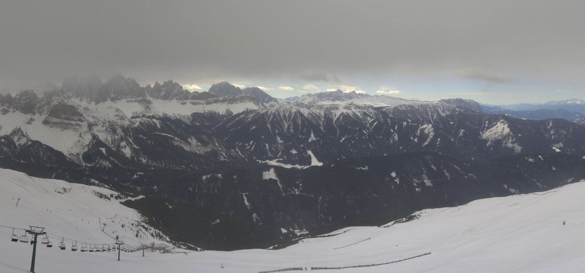 Terwijl de sneeuwval in Oostenrijk in volle gang is, hebben de Italiaanse Dolomieten nordföhn. Hier(door) breekt het wolkendek open en schijnt verderop de zon. Webcam: Plose/Brixen