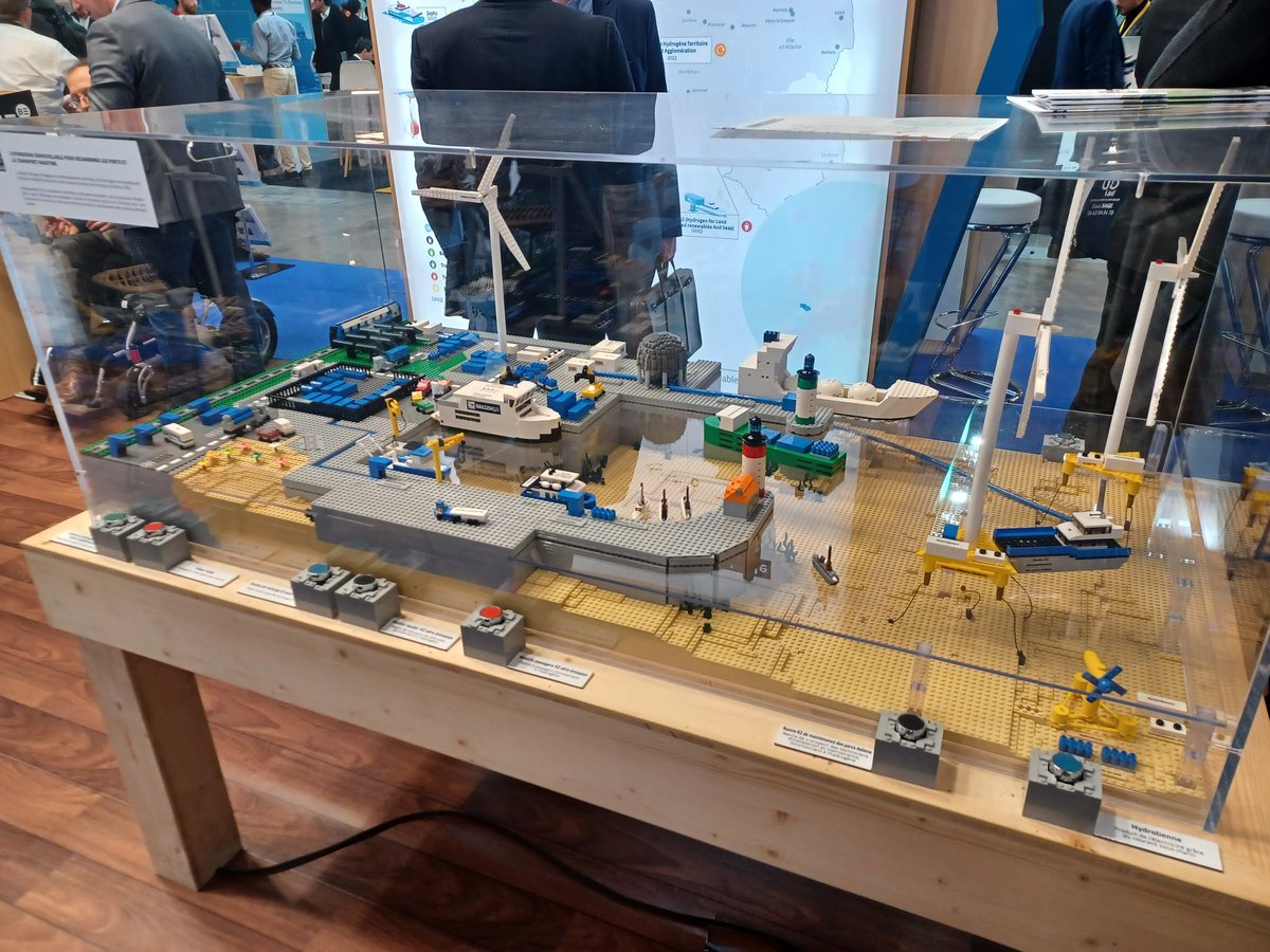 Représentation en #LEGOs de l'écosystème décarboné régional maritime et industrialo-portuaire @regionbretagne ➡️ Viser les complémentarités inter-technologiques/inter-territoriales d'ici 2050 #EnR 🌊🚢⛽️🫧💧 #HyVolution #Hydrogen #OffshoreWind #MarineEnergy #TidalEnergy #Ports