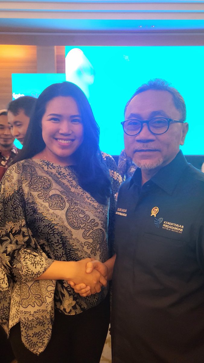 WennyMok2's tweet photo. With Bapak Zulkifli Hasan - Minister of Trade https://t.co/YhV9Tbfgyc