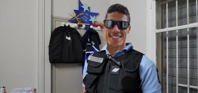 🚨🚨🚨 RAPHAËL VARANE PREND SA RETRAITE DE FOOTBALLEUR !!!!!!

IL S’ENGAGE EN PENDANT 8 ANS À LA GENDARMERIE NATIONALE DE MANTES-LA-JOLIE

(@Enquetedaction)