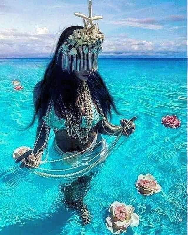 Esoterissima's tweet photo. Salve Iemanjá, Odoiá, rainha do Mar.
Os filhos de Iemanjá são pérolas tiradas do mar, são conchinhas que guarda com tanto amor. São intensos, não tem meio termo. São ternura, são amor. Mas como o mar tem lá os seus dias de revolta!
#Rainha
#iemanja
#sereia
#Odocyaba #odoya https://t.co/7FdfmrqzQ5