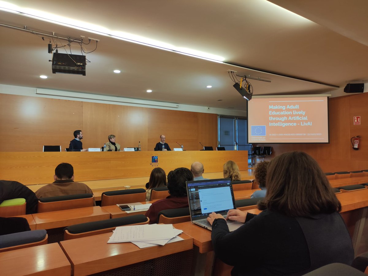 EuroFUE_UJI's tweet photo. Tanquem la jornada #ErasmusPlus amb la presentació dels casos d'èxit @KeysIkse, presentat per Inmaculada Remolar @inituji, #LivAI de la mà de @oscarbelmon @GiantUji i el projecte Capacity Building en l'àmbit de l'educació supperior #DigiUGov, per @francescesteve @GreatUJI 👥 https://t.co/B0QYV4lCxi