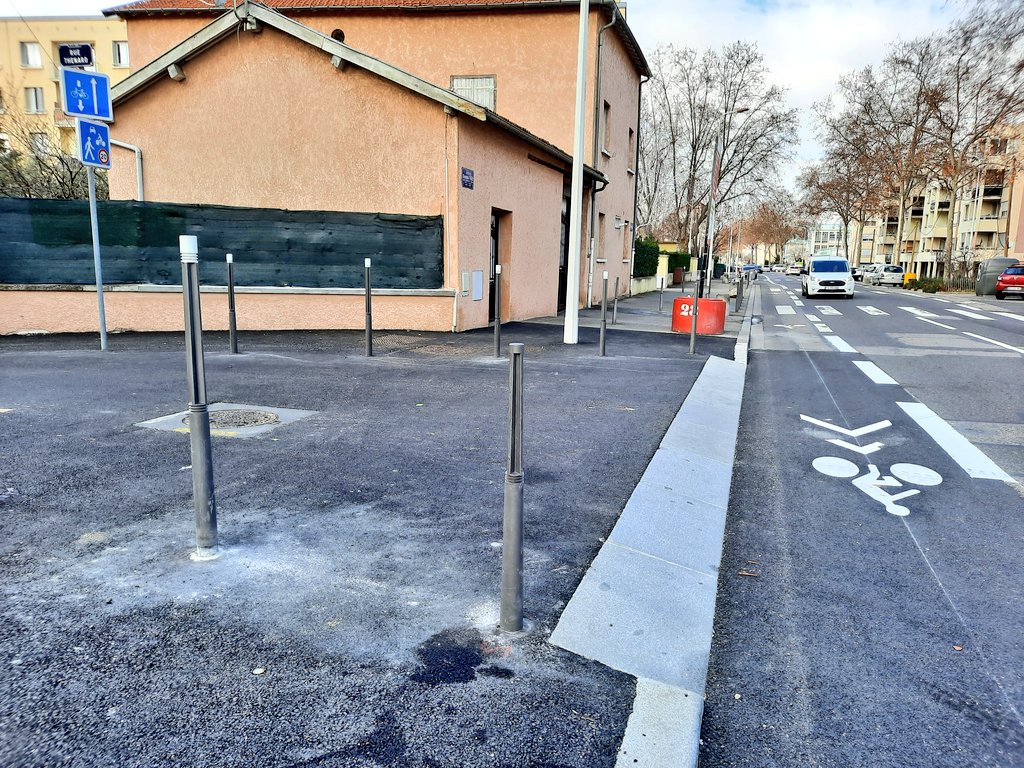 🔴 Parce que le piéton est roi, la Métropole de Lyon généralise le trottoir traversant🚶‍♂️🏃‍♂️👩‍🦽
✅️ Plus de sécurité grâce aux bordures limitant la vitesse des 🚗
✅️ Plus de confort grâce au cheminement à plat
➡️ Tous nos projets en zone 20 et zone 30 en sont maintenant dotés