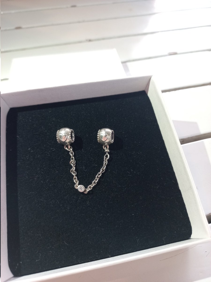 RT LÜTFEN
pandora bileklik satıyorum faturası var aşağı ekleyeceğim 
bileklik boyu 16
sadece 1 ay kullanıldı
toplu 2500 tl
ayrı almak isteyen olursa
tek bileklik 1200 tl
güvenlik zinciri 700 tl
charm 700 tl
lütfen sadece kesin alıcılar yazsın 
ödeme iban satış gd