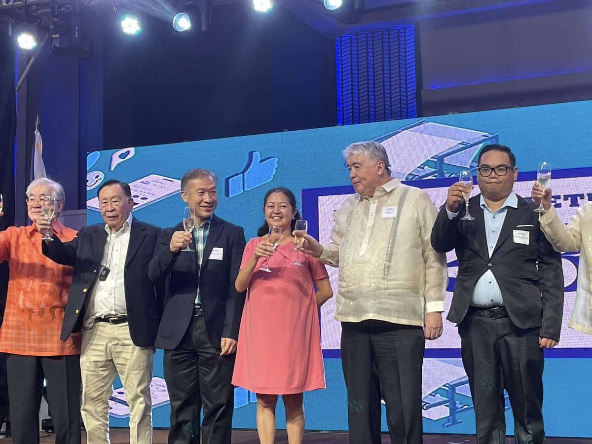 manilabulletin's tweet photo. Executives of Manila Bulletin together with First Lady Liza Marcos raise a toast to celebrate Manila Bulletin's 123rd anniversary today, Feb. 2, 2023.

#MB123 https://t.co/U6ed1aaCPh
