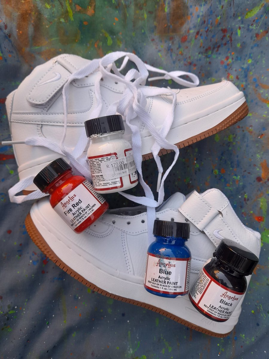 SthedaArtist1's tweet photo. ❤💙🤍Spiderman theme 🖌🎨👟👌#handpainting #custom sneakers #art #ispansam #SirTrill #juliusmalema #LadyDu https://t.co/Y7yAd2EMES
