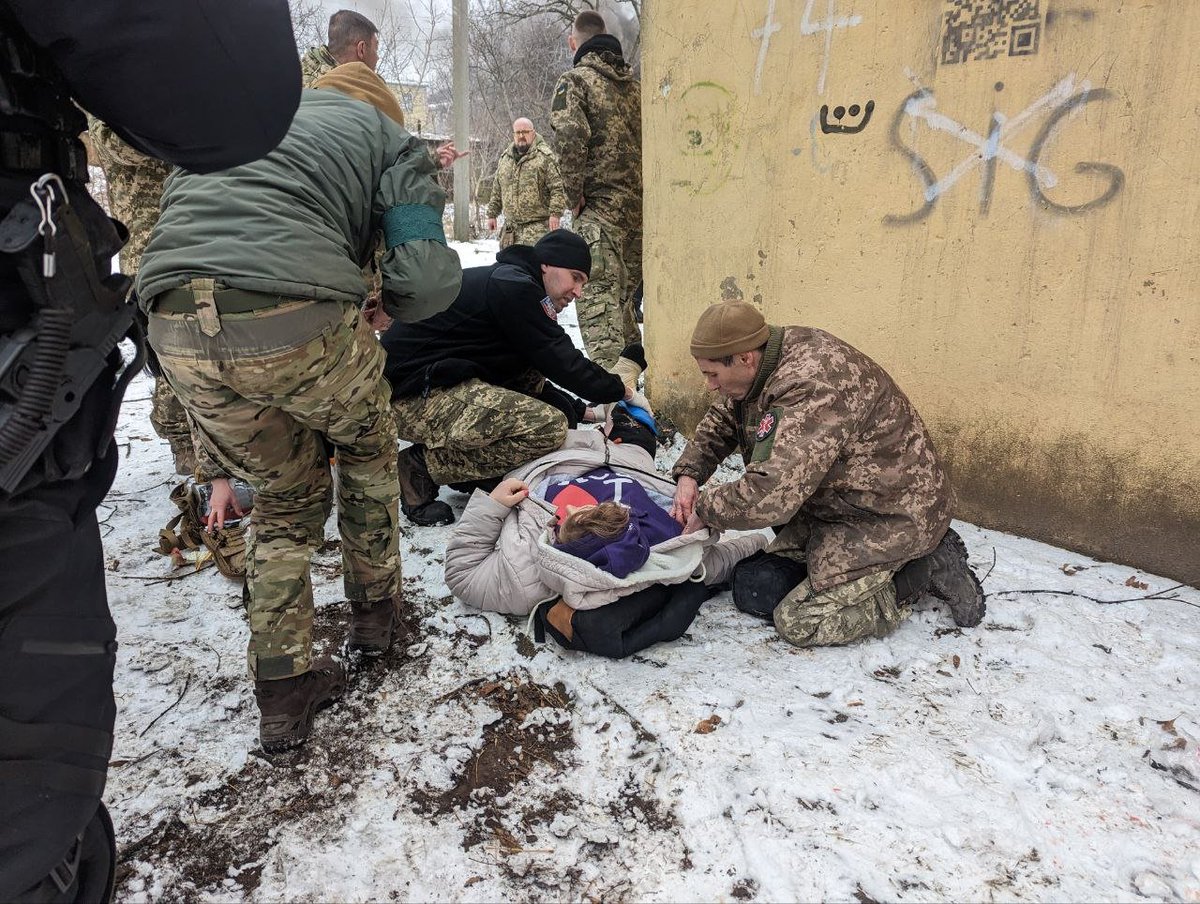 zaborona_media's tweet photo. ⚡️Russia again attacked a residential area in the center of #Kramatorsk (Donetsk region) with S-300 missiles. Several people are injured; buildings and cars are damaged, reports Zaborona's correspondent. 

📷: Polina Vernyhor / Zaborona https://t.co/n8uYBoEyyU