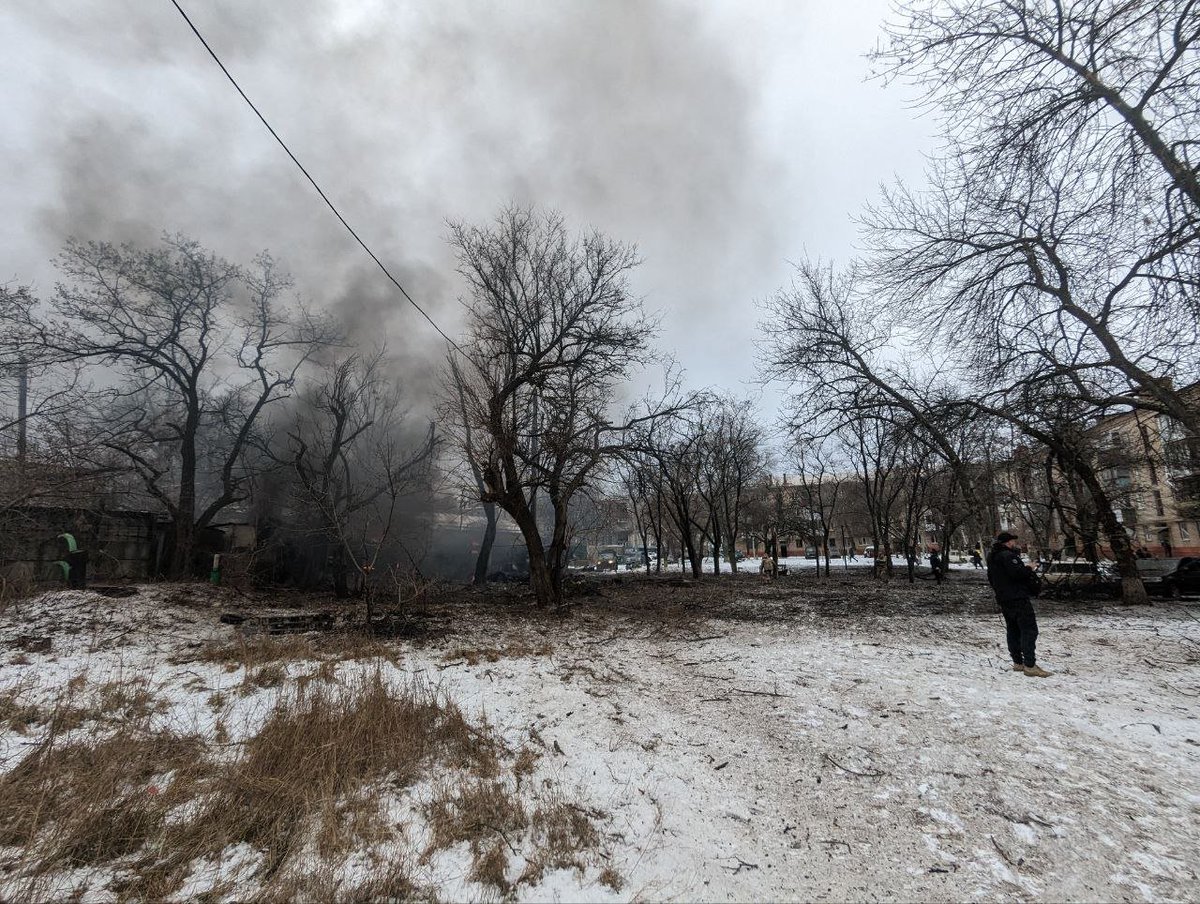 zaborona_media's tweet photo. ⚡️Russia again attacked a residential area in the center of #Kramatorsk (Donetsk region) with S-300 missiles. Several people are injured; buildings and cars are damaged, reports Zaborona's correspondent. 

📷: Polina Vernyhor / Zaborona https://t.co/n8uYBoEyyU
