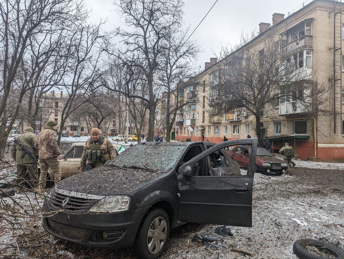 zaborona_media's tweet photo. ⚡️Russia again attacked a residential area in the center of #Kramatorsk (Donetsk region) with S-300 missiles. Several people are injured; buildings and cars are damaged, reports Zaborona's correspondent. 

📷: Polina Vernyhor / Zaborona https://t.co/n8uYBoEyyU