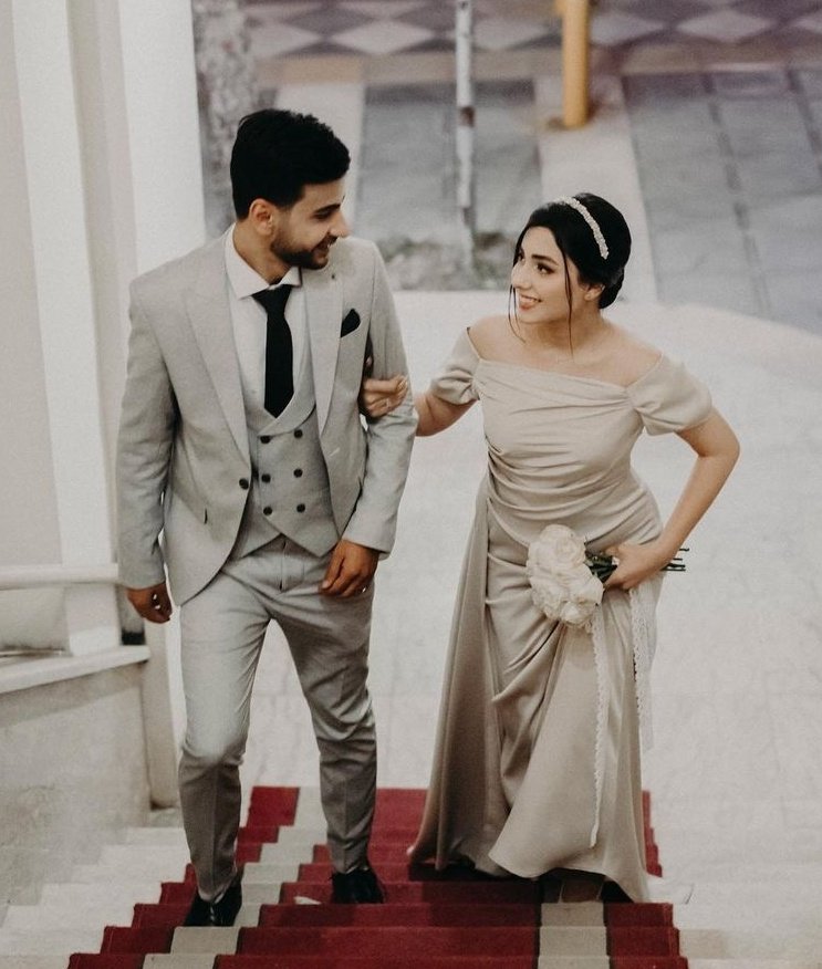 مگه حنانه عروسیش رو گرفت و رفت سر خونه زندگیش که زندگی عادی شده باشه؟
#حنانه_کیا