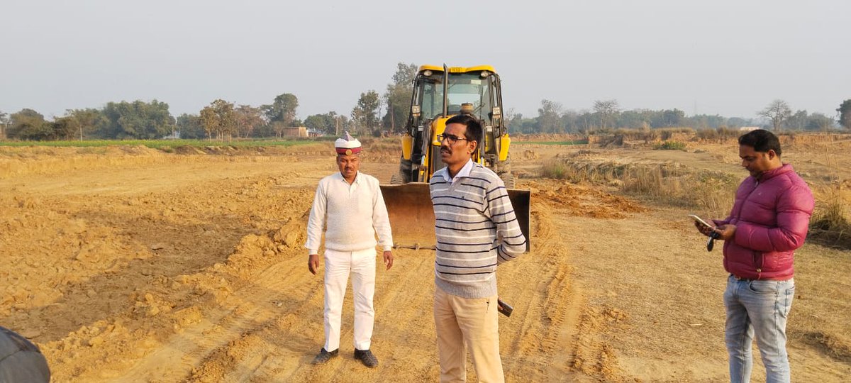 sdmsadar96's tweet photo. कोठवाभरतपुर थाना नगर बड़े पैमाने पर सरकारी भूमि पर अवैध मिट्टी खनन की सूचना पर मौके पर पहुंच कर अवैध खनन को रूकवाया गया।
@UPGovt 
@dmbas_ https://t.co/ERhbZdwBfO