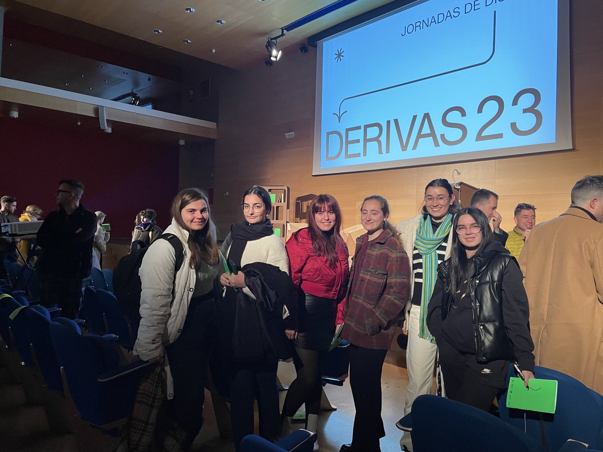 “Alumnos de fotografía en las Jornadas de Diseño Derivas 23, organizadas por la Escuela Superior de Diseño de Murcia. Viendo la perspectiva comercial, social y sostenible del arte y el diseño”