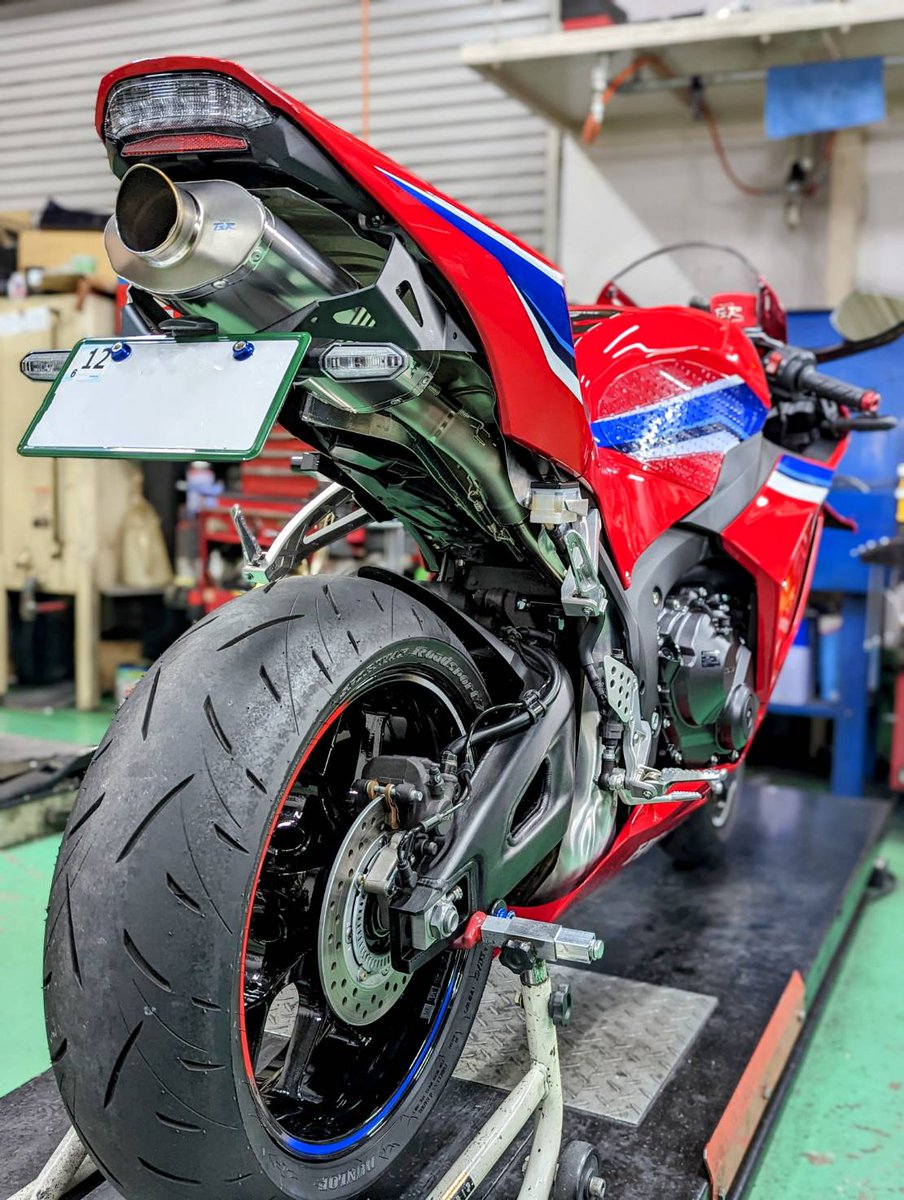 CBR600RRです。 TSR スリップオンマフラーを装着させていただきまし