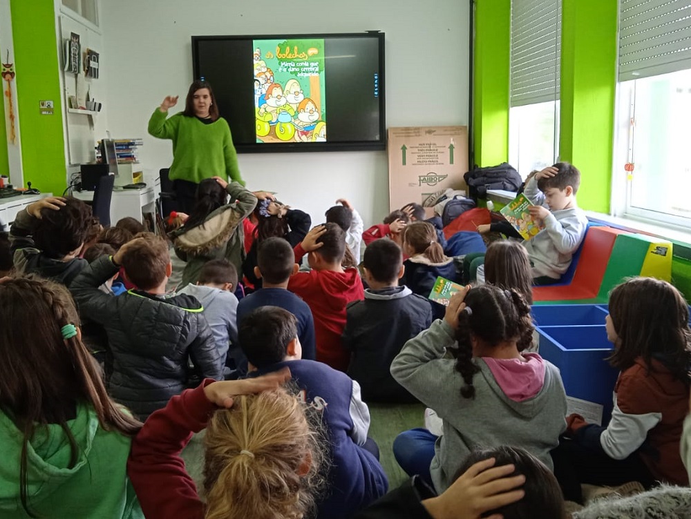 danocerebralgal's tweet photo. Continúa o ciclo de obradoiros nos que @OsBolechas contan ás nenas e nenos que é o #danocerebral e como identificalo.
Nas imaxes, a #educadorasocial e a técnica de formación de #FEGADACE fan unha lectura no CEIP @PontedosBrozos.
🧵⤵️ https://t.co/fdjxybjdhu