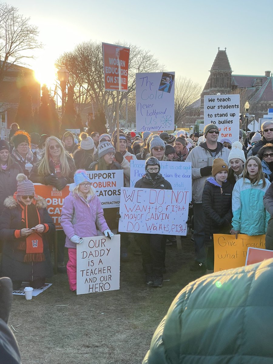 GBLCBoston's tweet image. Parents, community members and educators rallied against injustice in Woburn - fair contract now! Solidarity with the brave educators of Woburn fighting for better schools. One day longer, one day stronger. @WoburnTeachers @massaflcio #solidarityforever