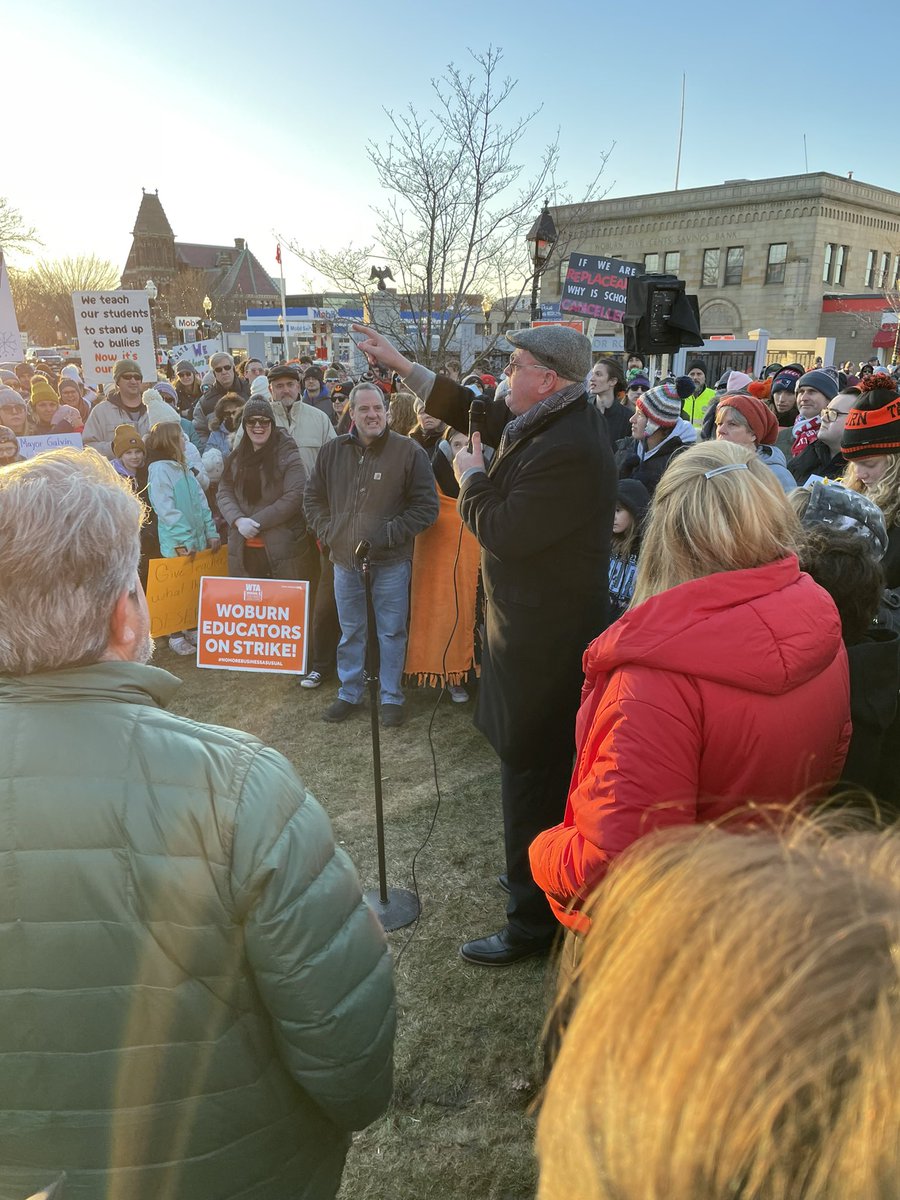GBLCBoston's tweet image. Parents, community members and educators rallied against injustice in Woburn - fair contract now! Solidarity with the brave educators of Woburn fighting for better schools. One day longer, one day stronger. @WoburnTeachers @massaflcio #solidarityforever