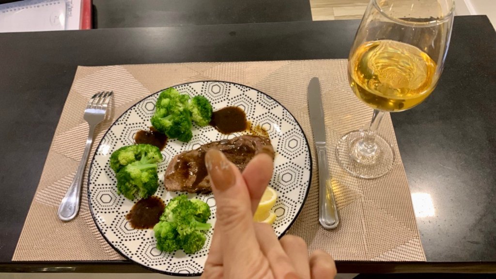 DaisyEv40's tweet photo. "Food is symbolic of love when words are inadequate" #eatinglunch https://t.co/J84LTcAnZ4