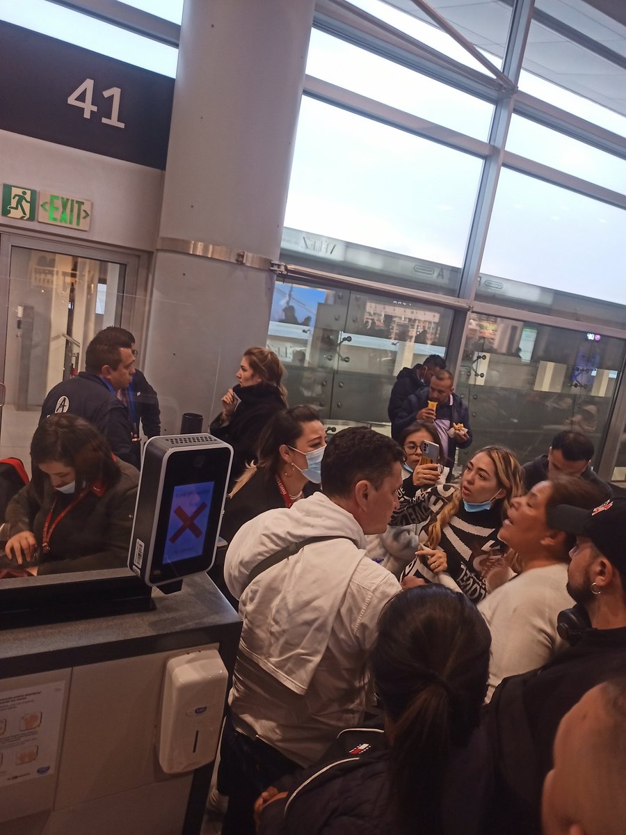 Andy_term_'s tweet photo. @Avianca @AviancaEscucha @BOG_ELDORADO Noticia en desarrollo: Vuelo de Avianca que dejó durante 8hrs a sus pasajeros en el piso, revela que personal de Avianca en la puerta intencionalmente mintió para no dar alojamiento a los pasajeros afectados, ya que si había alojamiento. https://t.co/tHyo2qNwMr