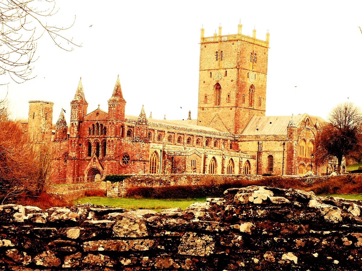 A bracing visit to the exquisite, historic St David's cathedral, followed by a stroll around Porthgain, and delicious hake on a coconut curry at <a href="/ShedPorthgain/">The Shed</a> plus excellent <a href="/BluestoneAles/">Bluestone Brewing Co</a> and <a href="/PenderynWhisky/">Penderyn Distillery</a> ❤️🏴󠁧󠁢󠁷󠁬󠁳󠁿😋🐠 <a href="/WalesCoastPath/">Llwybr Arfordir Cymru / Wales Coast Path</a> <a href="/runendtoend/">End To End</a>