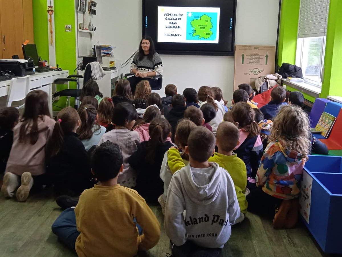 danocerebralgal's tweet photo. Continúa o ciclo de obradoiros nos que @OsBolechas contan ás nenas e nenos que é o #danocerebral e como identificalo.
Nas imaxes, a #educadorasocial e a técnica de formación de #FEGADACE fan unha lectura no CEIP @PontedosBrozos.
🧵⤵️ https://t.co/fdjxybjdhu