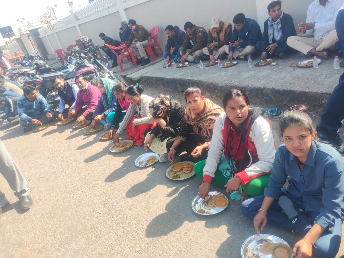 DLakhwad's tweet photo. कोविड स्वास्थ्य सहायकों ने अपनी जान की प्रवाह किए बिना कोरोनाकाल में राजस्थान का स्वास्थ्य ढाँचा सुधारा था कोरोना के साथ सरकारी योजनाओ को धरातल पर लागू करवाने में अहम भूमिका निभाई। @ashokgehlot51 जी आपने CHA को नौकरी से निकालकर सबसे बड़ी गलती की है।#ashokgehlot_ji_cha_want_job https://t.co/Ks6uBk4Nyh