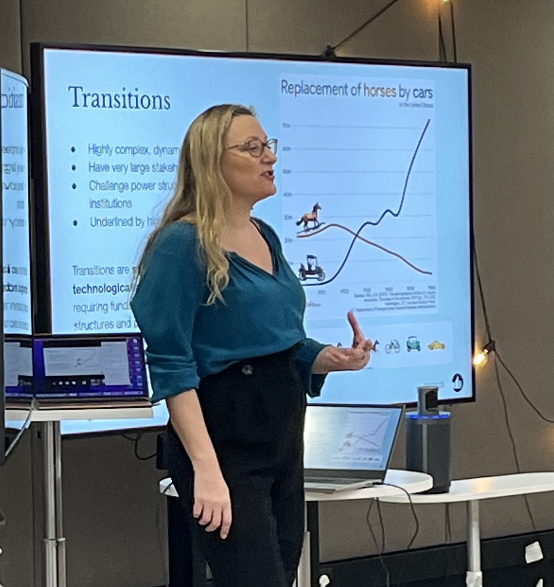 eevasalonen's tweet photo. #TransitionDesign eli #siirtymämuotoilu esillä @LabTyo yhteistyössä. Hienoa saada @Zeynepfalay puhumaan aiheesta! n. 100 ilmoittautunutta yhteiseen iltapäivään. Kumppanina @Kirkko_HKIssa https://t.co/1DXkAeNr8R