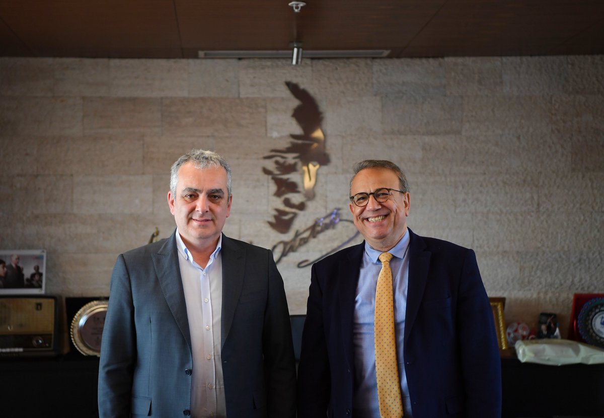 Konyaaltı Belediye Başkanı Semih Esen’i ziyaret ettim. Kendisine güzel ve samimi sohbetinden dolayı teşekkür ederim. Başkan Esen, başta olmak üzere bütün CHP’li belediye başkanları yaptıkları çalışmalarla fark yaratıyor. #GeliyorGelmekteOlan