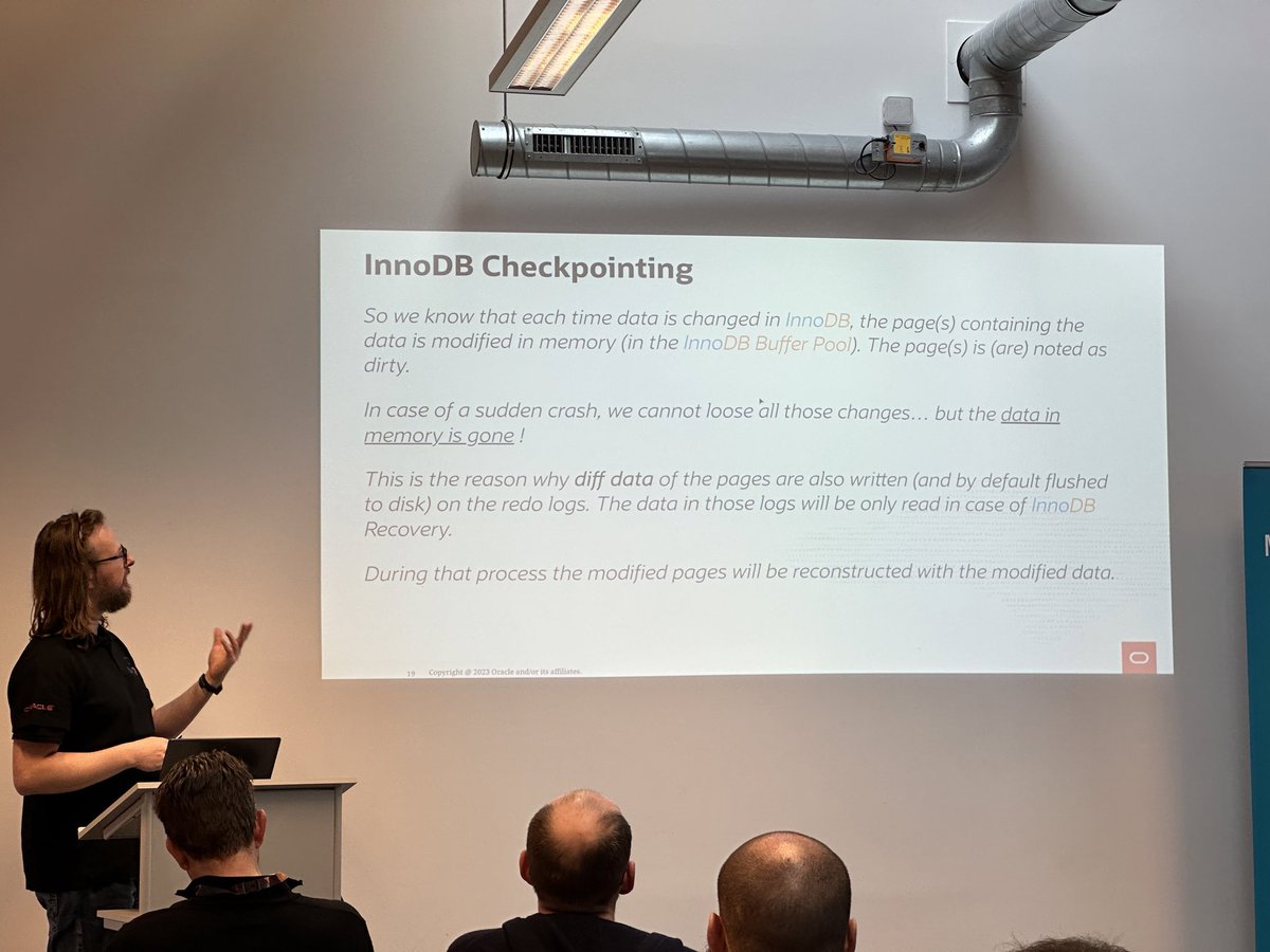 _digitalknight's tweet photo. @lefred is discussing MySQL redo logs. #mysqldays #fosdem https://t.co/XGnJYj1nvI
