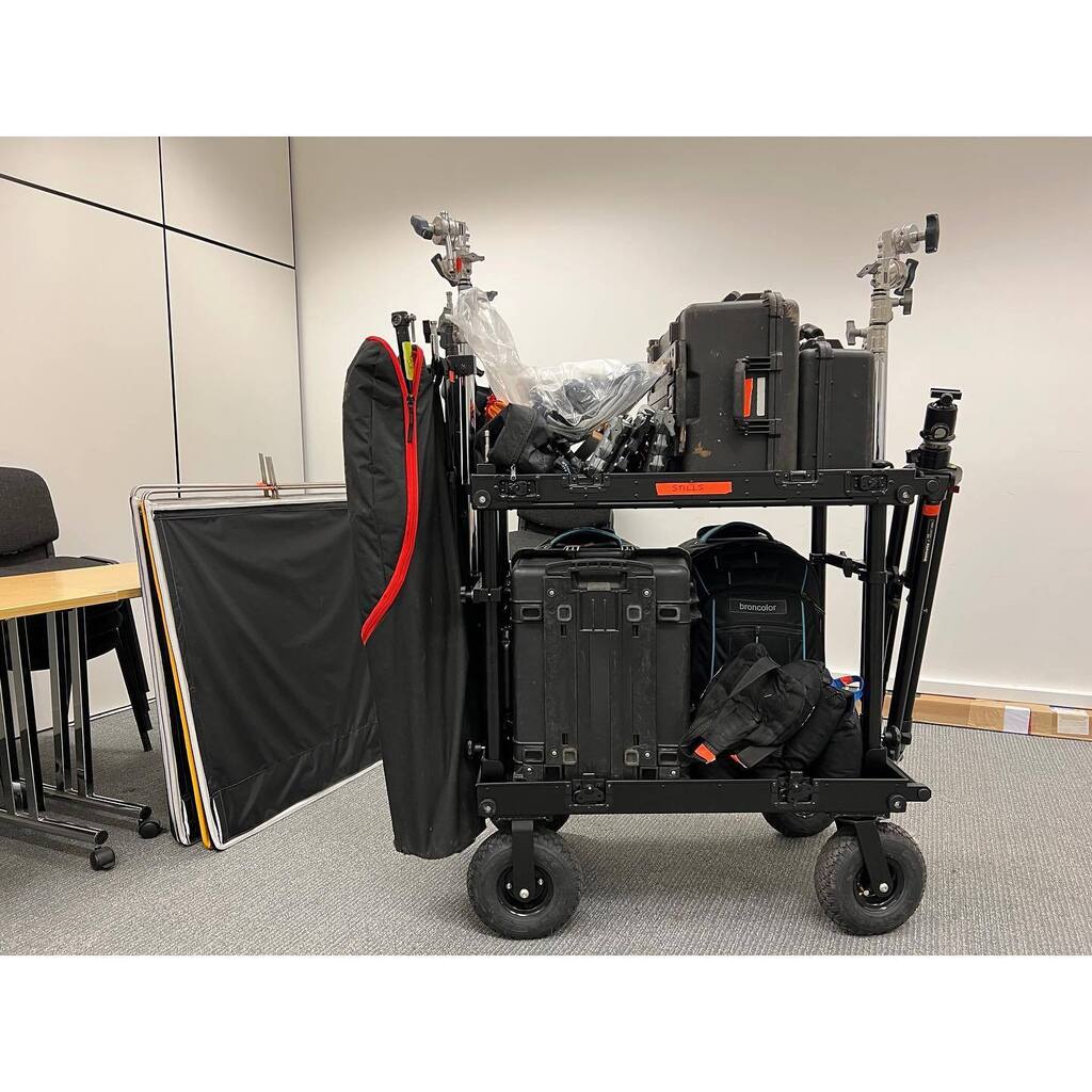 Corporate portrait shoot yesterday - before and after setup. Going for super soft bounced light with a bunch of ultrabounce floppies. Six portraits plus a group shot. Final picks chosen on the day and finished retouched images delivered that afternoon.
.… instagr.am/p/CoKGUe7Kg9a/