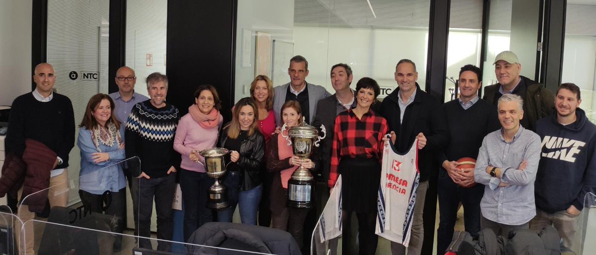 CoachAlbert73's tweet photo. 25 años de este día,maravilloso recuerdo que hoy he podido rememorar con los mejores compañeros de éxitos y fatigas de mi carrera deportiva @nacho_rod11 @vicluengo @jlmalu Cesar Alonso https://t.co/zDFcKOBSLP