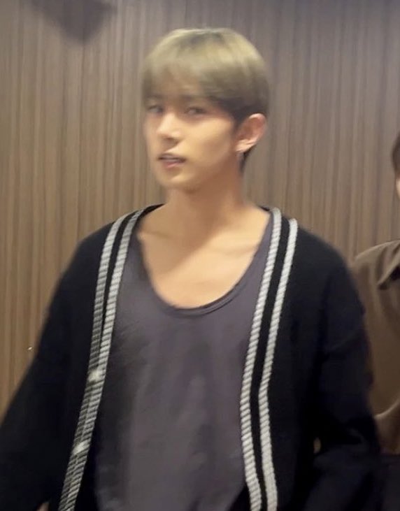 archiveoflhs's tweet photo. heeseung in tank top today?! https://t.co/ykP7cZU4mL