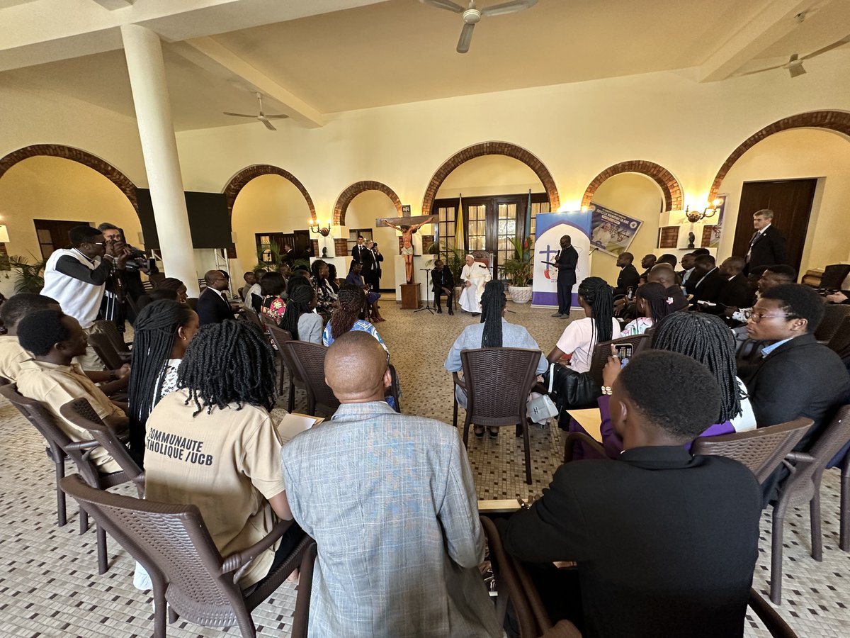 antoniospadaro's tweet photo. P. Rigobert Kyungu, Provinciale dei #Gesuiti del Congo con p. Toussaint Kafarhire Murhula incontra #PapaFrancesco con un gruppo di giovani universitari con i quali ha dialogato via zoom nel novembre scorso. https://t.co/YfXSRxFBqr