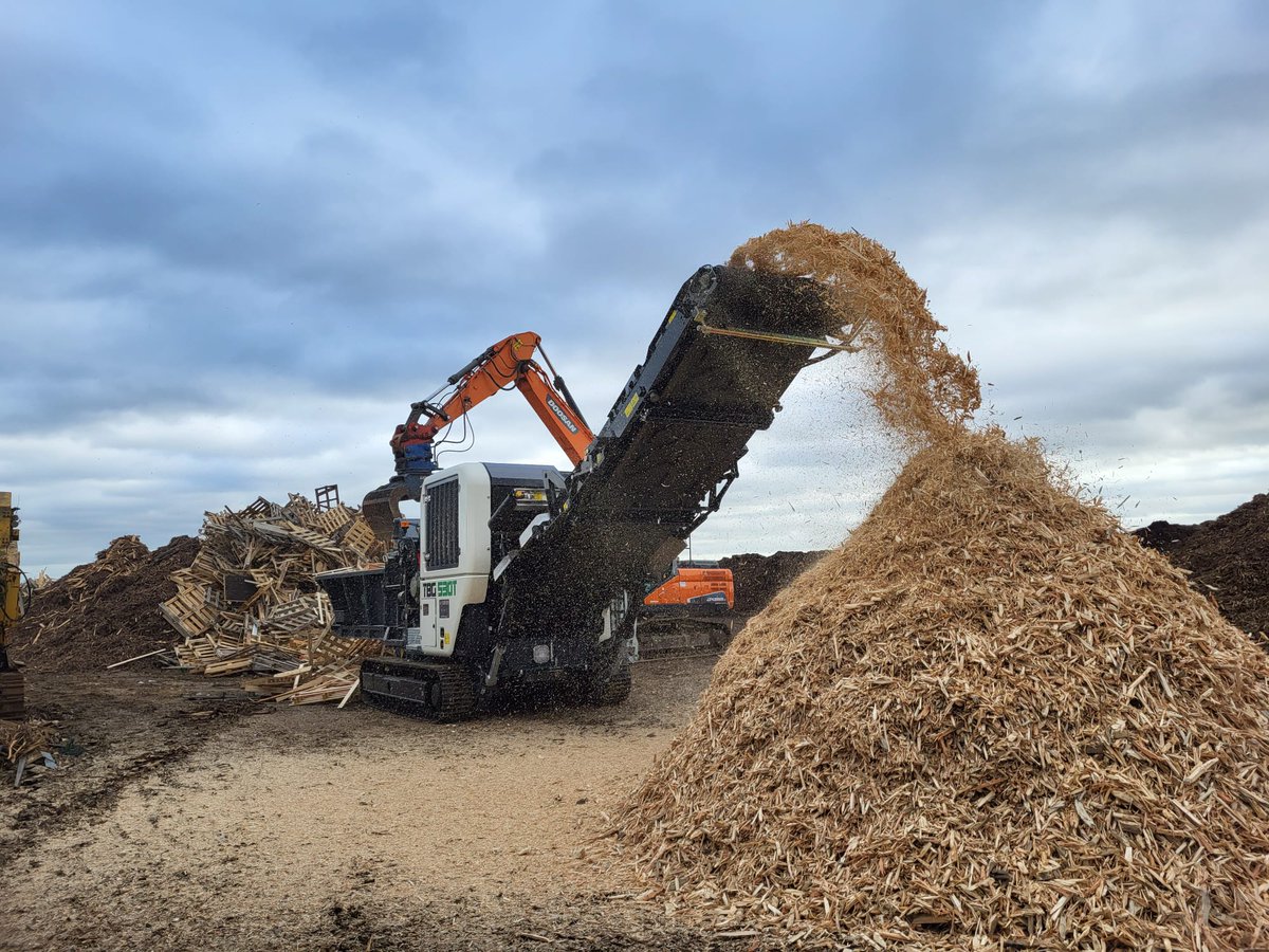 TerexEcotec's tweet photo. A successful two days spent with Lheureux Services in France conducting TBG 530T training and demos in Grade A waste wood and green waste.
#Ecotec #HighSpeedShredder #HighSpeed #HighPerformance https://t.co/BOYhsJGFsG
