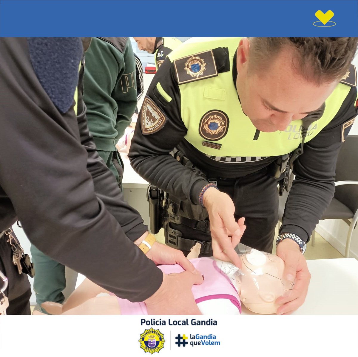 PLGandia's tweet photo. Perquè a #PGL volem seguir sent un referent dins les policies locals de la Comunitat Valenciana en la resposta immediata davant accidents sanitaris, seguim amb els cursos d'actualització contínua en matèria de #RCP💔 i ús de #DESA⚡️. https://t.co/ellwUWSlRu