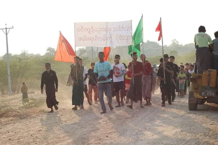 MROSE66943275's tweet photo. #MYANMAR : Escorted by #Pakokku Special Task Force & local PDF, an anti-military protest was held in #Myaing township on Feb 1 under the leadership of All Burma Federation of Student Unions (ABFSU). @Khithitofficial
#SpringRevolutionBurma
#WhatsHappeningInMyanmar https://t.co/vt604bYf5G