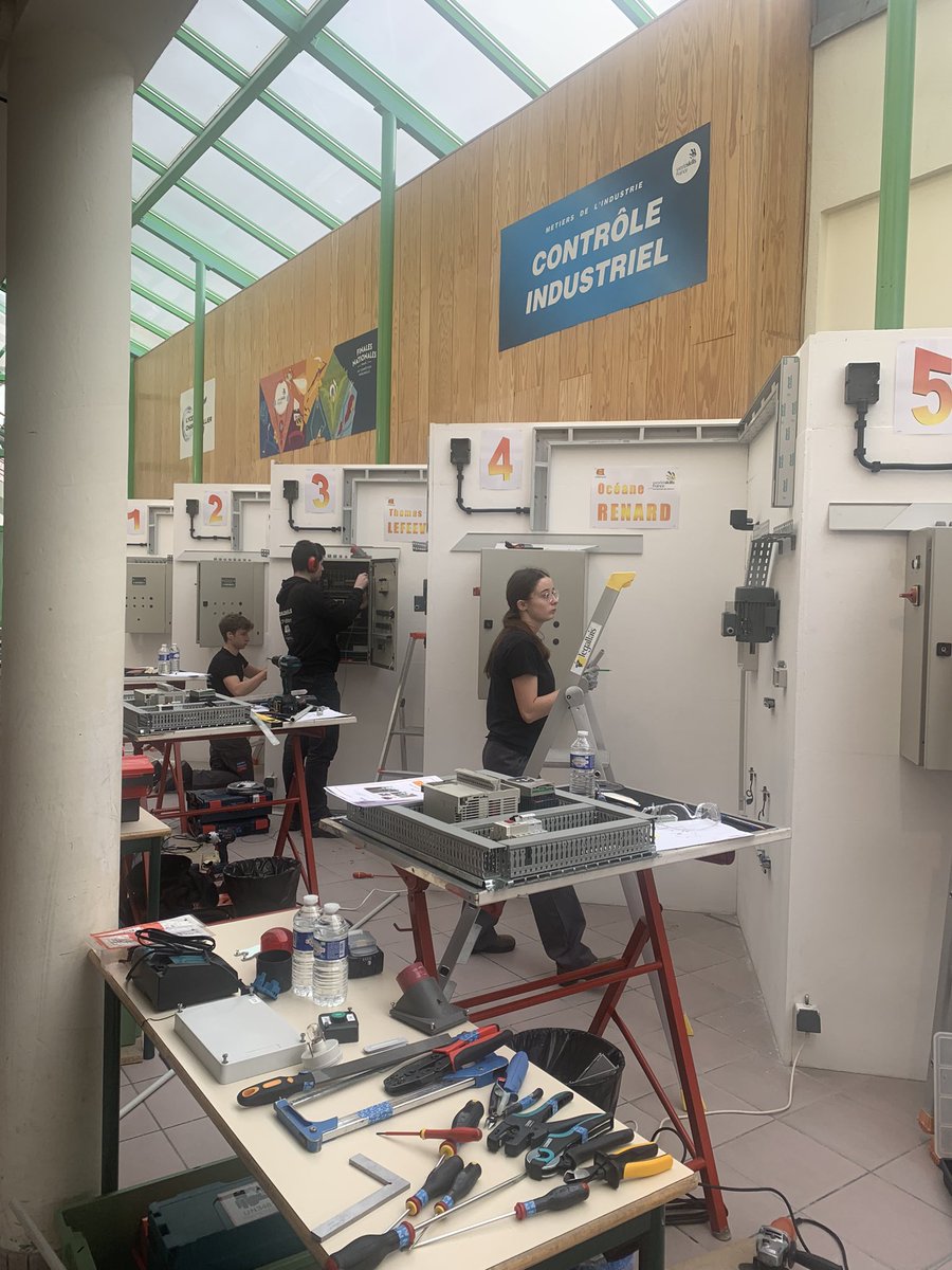 StephaneLEGAL1's tweet photo. Worldskill les sélections régionales Contrôles industriels se déroulent au lycée Charles Telliers de Conde en Normandie. Bon courage aux jeunes. https://t.co/J84nesvFVO