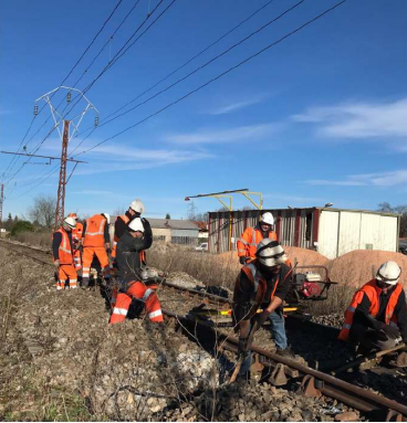 CatherineTrevet's tweet photo. 🛤️Travaux d'urgence @SNCFReseau terminés en avance sur l’embranchement de l’usine @Arkema_fr  de la ligne Lannemezan-Arreau #Occitanie 
Au total :
🚧1200 traverses injectées
🚧500K€ investi
🚧3 semaines de travaux en fermeture de ligne
Bravo aux équipes pour ce travail👏 https://t.co/gbBpS5QDjg